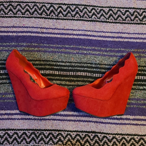 Red Scallop Detail Super High Wedge Heel - Picture 2 of 8